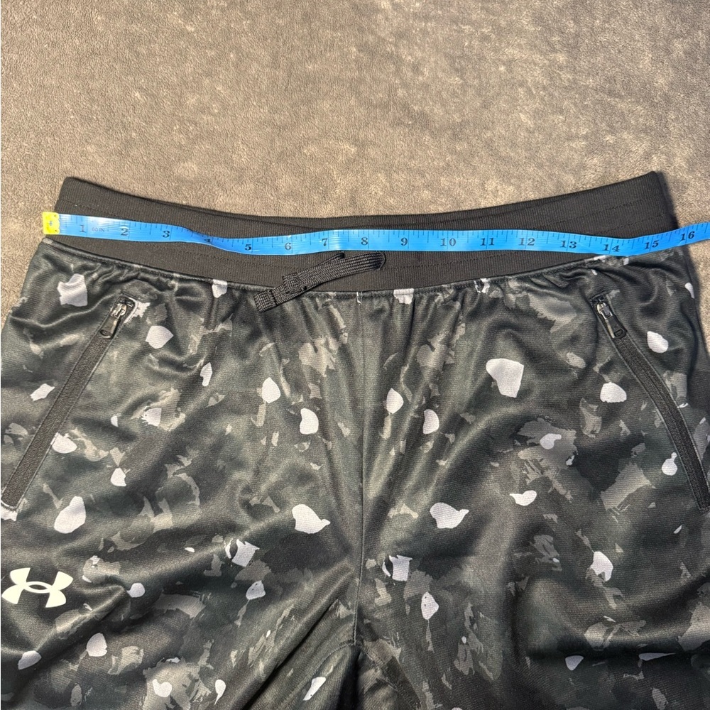 NWT Under Armour Kids XL Black and Gray Camo Joggers - Picture 7 of 7